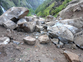 वर्षाका कारण पाँच मुख्य राजमार्ग अवरुद्ध, तीन राजमार्ग एकतर्फी सञ्चालनमा