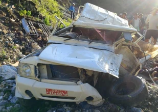 जिप पल्टिँदा दुईको मृत्यु, १४ घाइते