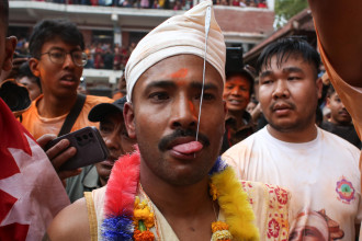 भक्तपुरमा मनाइयो जिब्रो छेड्ने जात्रा (तस्बिरसहित) 