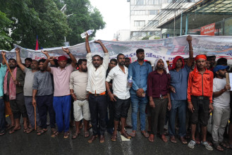 झरीमा रुझ्दै महानगरको कार्यालय पुगे कवाड व्यवसायी (तस्बिरहरु)