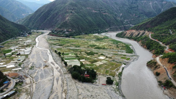 आकाशबाट हेर्दा यस्ताे देखियाे तीन जिल्लाको संगम (तस्बिरहरू)