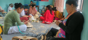 तनहुँको व्यासमा मकैको खोस्टाबाट टोपी र झोला उत्पादन