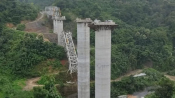 भारतमा निर्माणाधीन पुल भत्किँदा १७ मजदुरको मृत्यु