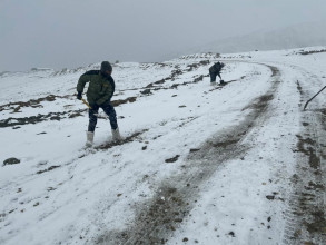 सडकको हिउँ पन्छाएर पदयात्रीलाई सहजीकरण गर्दै सशस्त्र प्रहरी