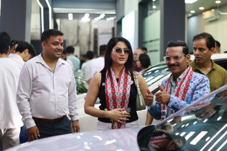 नाइमा अटो शोमा शनिबार कलाकारदेखि सर्वसाधारणको भिड (तस्बिरहरू)