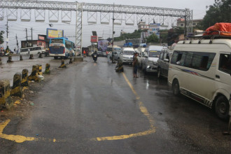 नागढुंगा–मुग्लिन सडक खण्डका विभिन्न स्थानमा पहिरो,  माइकिङ गर्दै प्रहरी