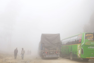 शीतलहरले दाउन्ने क्षेत्रमा राजमार्ग अवरुद्ध, यात्रुको सडकमै बास (तस्बिरहरू)
