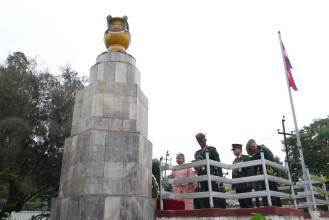 प्रधानमन्त्रीद्वारा लैनचौरस्थित शहीद स्मारकमा श्रद्धान्जली अर्पण (तस्बिरहरु)
