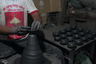 माटोका पाला बनाउन व्यस्त भक्तपुर तालाक्वका स्थानीय (तस्बिरहरु)