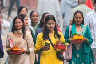साउनको पहिलो दिन पशुपतिनाथ मन्दिरमा दर्शनार्थीको घुइँचाे (तस्बिरसहित)