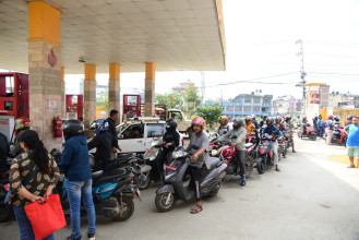 कर्फ्यु खुल्दा पेट्रोलपम्पमा लाइन (तस्बिरसहित)