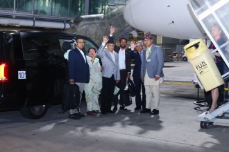 प्रधानमन्त्री ओली स्वदेश फर्किंदै,  स्पेनबाट नेपाली प्रतिनिधिमण्डल दोहा उड्याे
