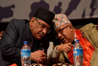 भ्रष्टाचारको मुद्दा दायर भएपछि पहिलो पटक प्रचण्ड भेट्न पुगे माधव नेपाल