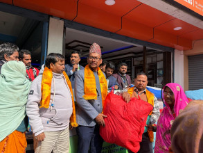 कामना सेवा विकास बैंकले दियो विपन्न परिवारलाई फाईबर सिरक