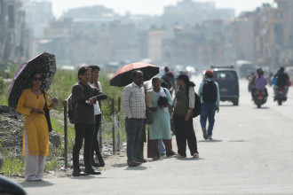 सार्वजनिक यातायात बन्दले सर्वसाधारणलाई सास्ती (तस्बिरसहित) 