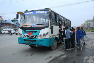 यातायात व्यवसायीले आन्दोलन स्थगित गरेसँगै चल्न थाले गाडी (तस्बिरसहित)
