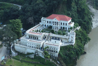 रंग उडेर लेउ लाग्न थालेको रानीमहल (तस्बिरहरु)