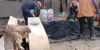 सडक खाल्डाखुल्डी पुर्न धमाधम रेडिमिक्स तयार गर्दै सडक डिभिजन, सवारी आउजाउ सहज हुने