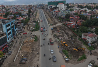 महाराजगञ्ज चप्पल कारखाना सडक खण्ड विस्तार सुस्त (तस्बिरसहित)