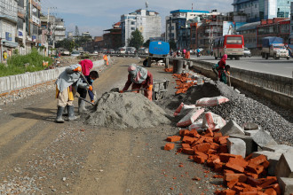 महाराजगञ्ज चप्पल कारखाना सडक खण्ड विस्तार सुस्त (तस्बिरसहित)