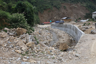 बाढीपहिरोले ९ राजमार्ग अवरुद्ध
