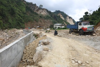 रोशी किनारको बस्ती जोगाउन स्थानीय सरकार धमाधम तटबन्ध बनाउँदै (तस्बिरहरु)