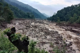 संखुवासभामा पाँच वटा काठेपुल बाढीले बगायो, खाँदबारी–किमाथांका सडक अवरुद्ध