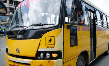 विद्यालय बस चालकलाई ट्राफिक सचेतना कक्षा