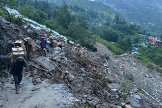 चीनसँग व्यापारिक नाका तातोपानी पुग्ने अरनिको राजमार्ग एक महिनादेखि अवरुद्ध (तस्बिरसहित)