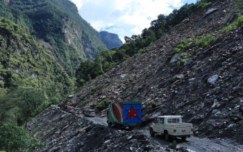 पहिरोले बेनी–जोमसोम सडक अवरुद्ध, कोरला नाकाको ढुवानी प्रभावित