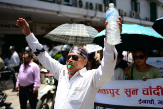 सिठ्ठी बजाउँदै सडकमा निस्किए सुनचाँदी व्यवसायी (तस्बिरहरू)