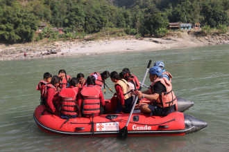 ढेबुवाका विद्यार्थी ज्यान जोखिममै राखेर जान्छन् सिन्धुलीका विद्यालय, सुनकोसीमा सघाउँछ ‘रबरबोट’