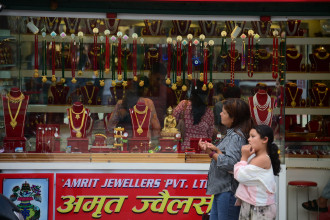 आन्दोलन स्थगित भएपछि खुले सुनचाँदी पसल, सुरु भयो व्यापार (तस्बिरहरु) 