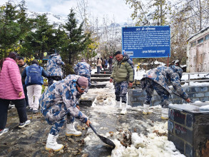 सुरक्षाकर्मीद्वारा मुक्तिनाथ मन्दिर परिसरको हिउँ पन्छ्याइयो