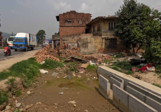 सूर्यविनायक साँगा सडकभित्र निर्माण भएका संरचना भत्काइँदै 