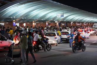 विमानस्थलबाट १३ लाखका मोबाइल, ल्यापटपसहित एक जना पक्राउ