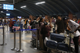 त्रिभुवन अन्तर्राष्ट्रिय विमानस्थलमा २८ हजार डलरसँगै लागू औषधसहित चार जना पक्राउ