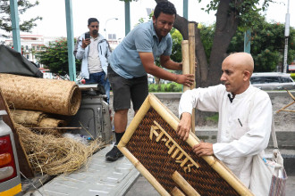 कपाल मुण्डन गरेर रुपाकोटका मेयरको माइतीघरमा सत्याग्रह