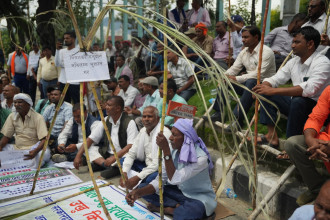 उखु किसान अनुदान माग्दै दोस्रो दिन पनि सडकमा (तस्बिरहरु)