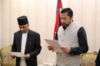 विद्युत् नियमन आयोग पदाधिकारीले ऊर्जामन्त्रीसमक्ष लिए शपथ, मन्त्रालयको ‘निर्देशन’ मान्ने प्रतिबद्धता जनाए
