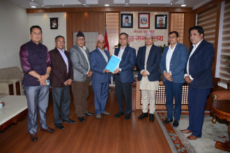 गृहमन्त्री अर्यालसमक्ष यातायात क्षेत्रसम्बन्धी सर्वोच्चको आदेश कार्यान्वयन गर्न गठित  योगको प्रतिवेदन पेस