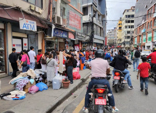 नगर प्रहरी नदेखिएपछि न्युरोडको फुटपाथ अस्तव्यस्त (तस्बिरहरू)