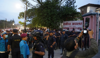 रवि लामिछानेका समर्थकको सर्वोच्च परिसरमा भीड
