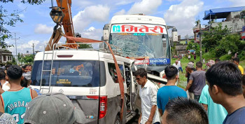 चितवनमा बस र माइक्रो एकापसमा ठोक्किए, सात जनाको मृत्यु, १८ घाइते