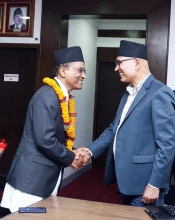 अर्थमन्त्री-नवनियुक्त गभर्नर पौडेल भेट, वित्त नीति र मौद्रिक नीतिबीच समन्वय गरेर अघि बढ्ने विश्वास