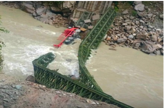 अरुण नदीको बेलीब्रिज भाँचियो, सिमेन्ट बोकेको ट्रक नदीमा खस्यो
