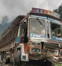 ट्रकमा ढुंगा खस्दा तीन जना घाइते