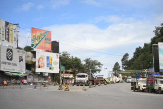 घाम लाग्दा पनि खुलेन नागढुंगा नाका, यात्रु आक्रोशित