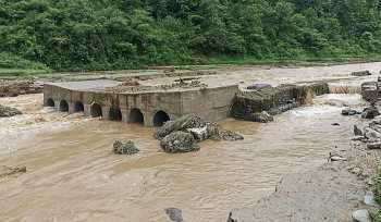 भटौली खोलामा बाढीः पक्की पुलमा क्षति, सवारी आवगमन बन्द