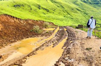 विकट गाउँका दुःखः बर्खामा सडक नचल्दा खाद्यान्न ढुवानीमा समस्या